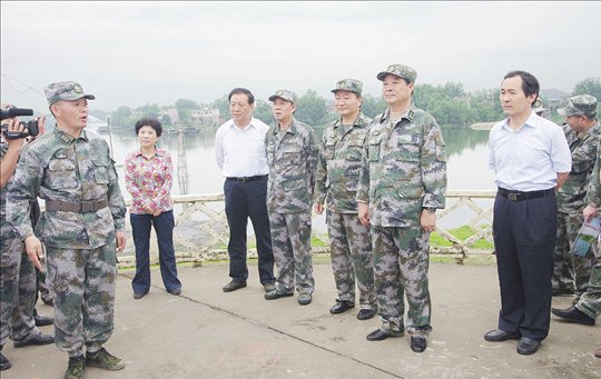 南京军区司令员赵克石来我市检查防汛工作