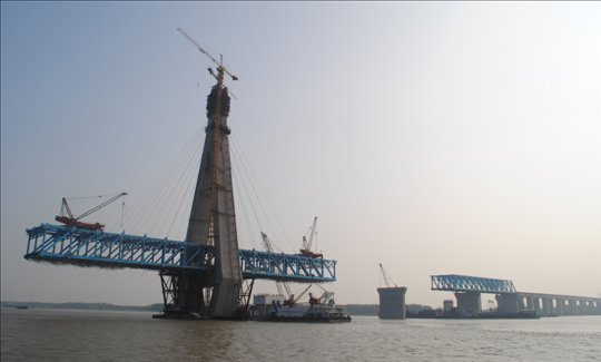 作为皖江流经安徽境内的第一个城市,安庆长江铁路大桥的建成将结束